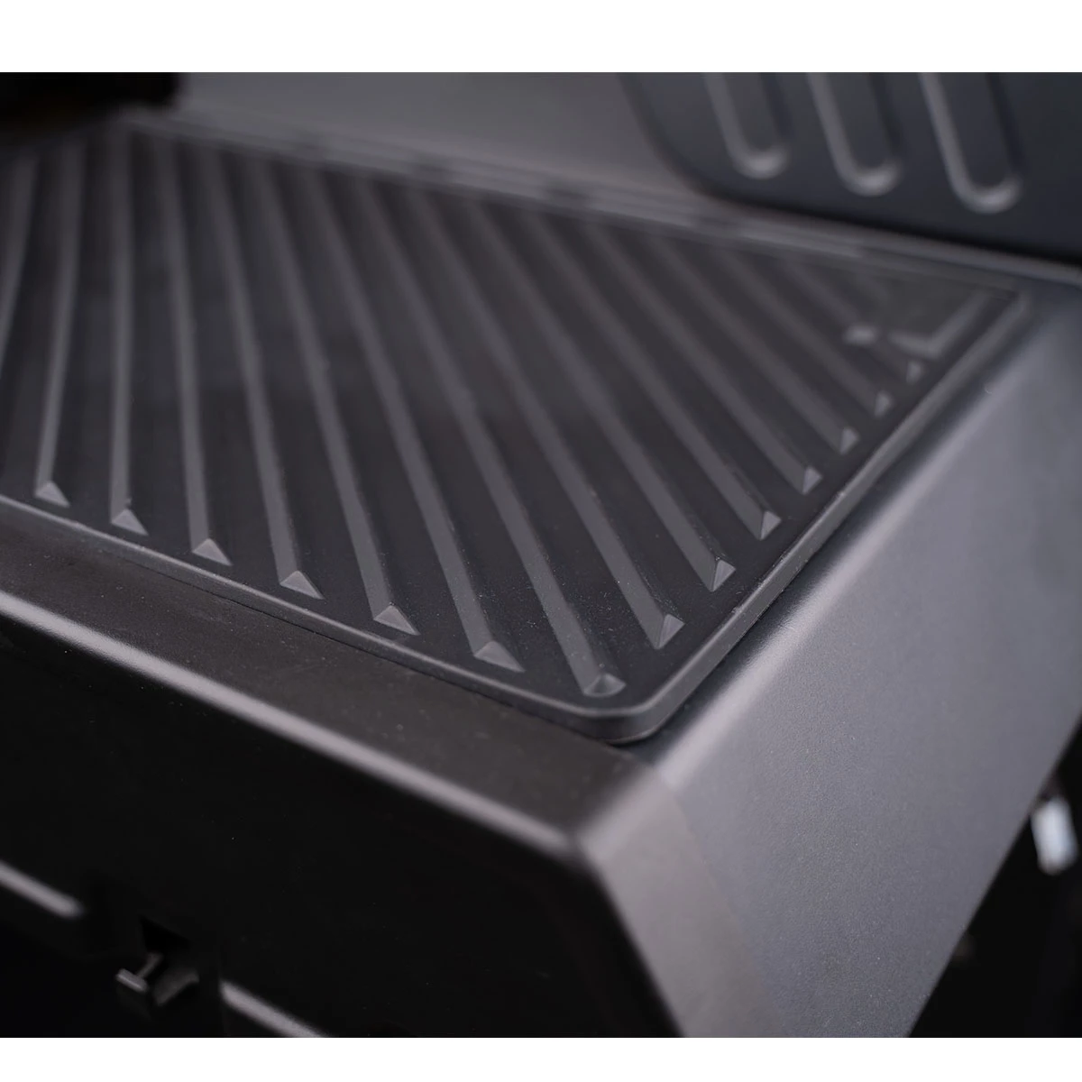 SANTOS S-518 All Black Mit Seiten- Und Heckbrenner, Schwarz, Inkl. Drehspieß, Rostheber & Silikonablage & Graviertes ZWILLING Pro Messer 16 SANTOS S-518 All Black Mit Seiten- Und Heckbrenner, Schwarz, Inkl. Drehspieß, Rostheber & Silikonablage & Graviertes ZWILLING Pro Messer – Bild 16