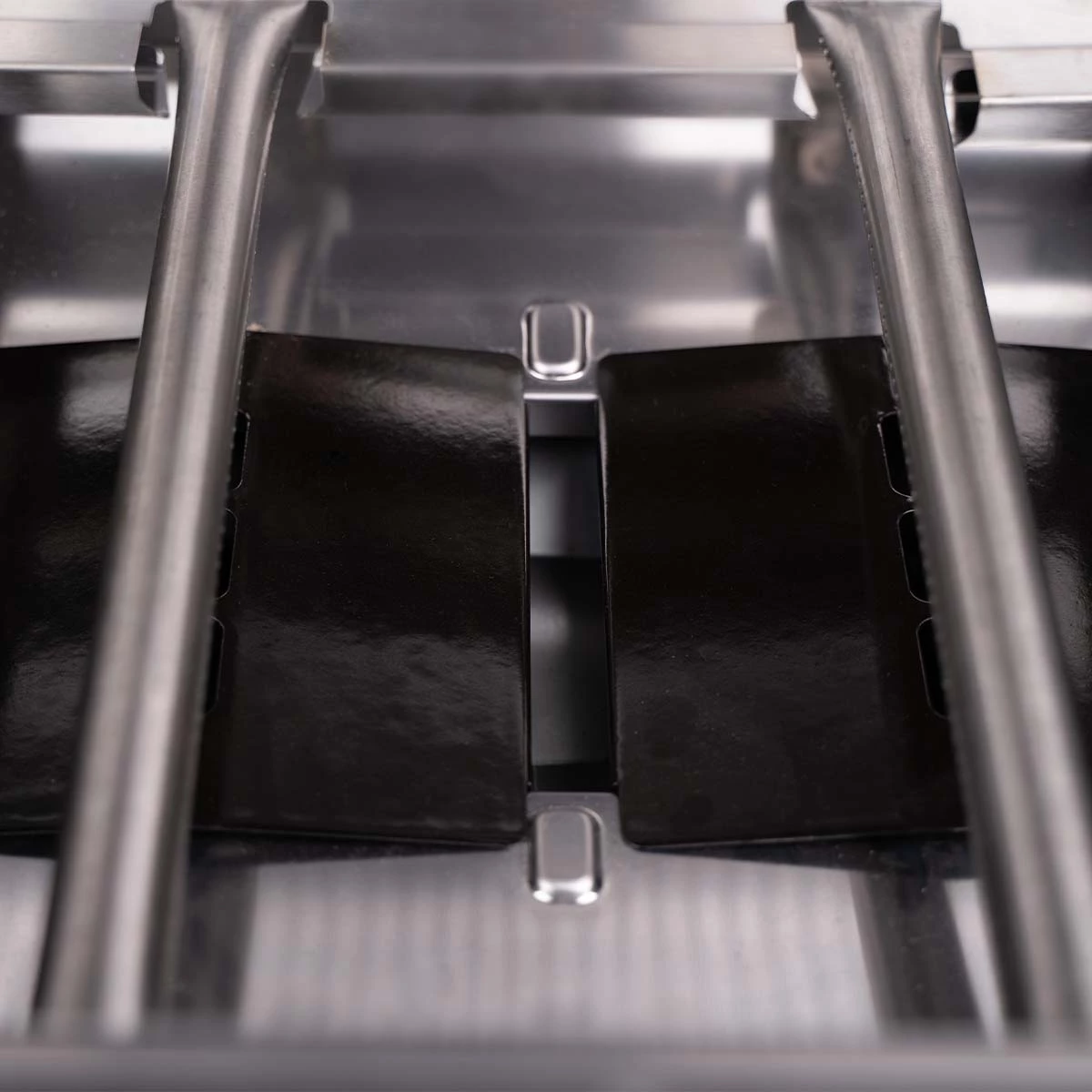 SANTOS S-518 All Black Mit Seiten- Und Heckbrenner, Schwarz, Inkl. Drehspieß, Rostheber & Silikonablage 10 SANTOS S-518 All Black Mit Seiten- Und Heckbrenner, Schwarz, Inkl. Drehspieß, Rostheber & Silikonablage – Bild 10