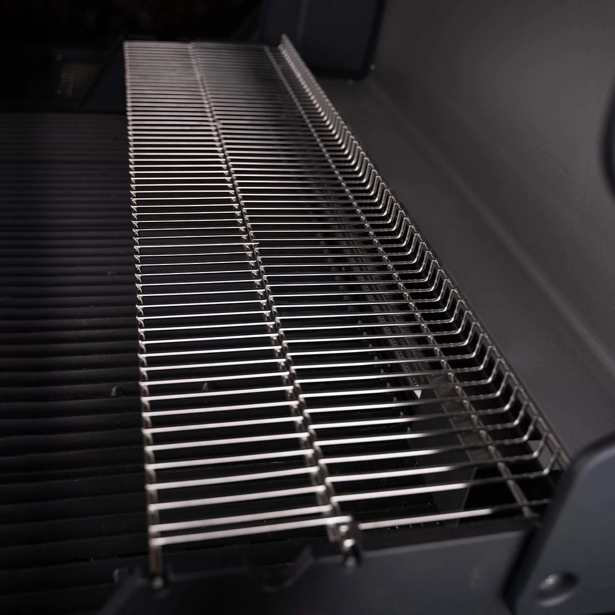 SANTOS S-518 All Black Mit Seiten- Und Heckbrenner, Schwarz, Inkl. Drehspieß, Rostheber & Silikonablage & Graviertes ZWILLING Pro Messer 12 SANTOS S-518 All Black Mit Seiten- Und Heckbrenner, Schwarz, Inkl. Drehspieß, Rostheber & Silikonablage & Graviertes ZWILLING Pro Messer – Bild 12