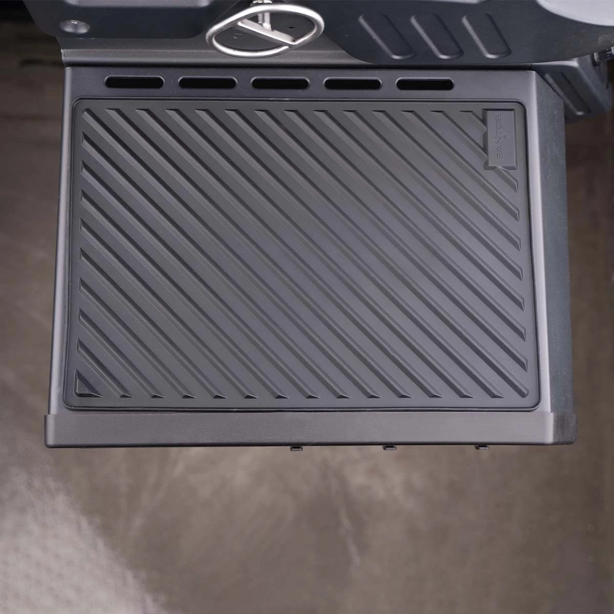 SANTOS S-518 All Black Mit Seiten- Und Heckbrenner, Schwarz, Inkl. Drehspieß, Rostheber & Silikonablage 13 SANTOS S-518 All Black Mit Seiten- Und Heckbrenner, Schwarz, Inkl. Drehspieß, Rostheber & Silikonablage – Bild 13