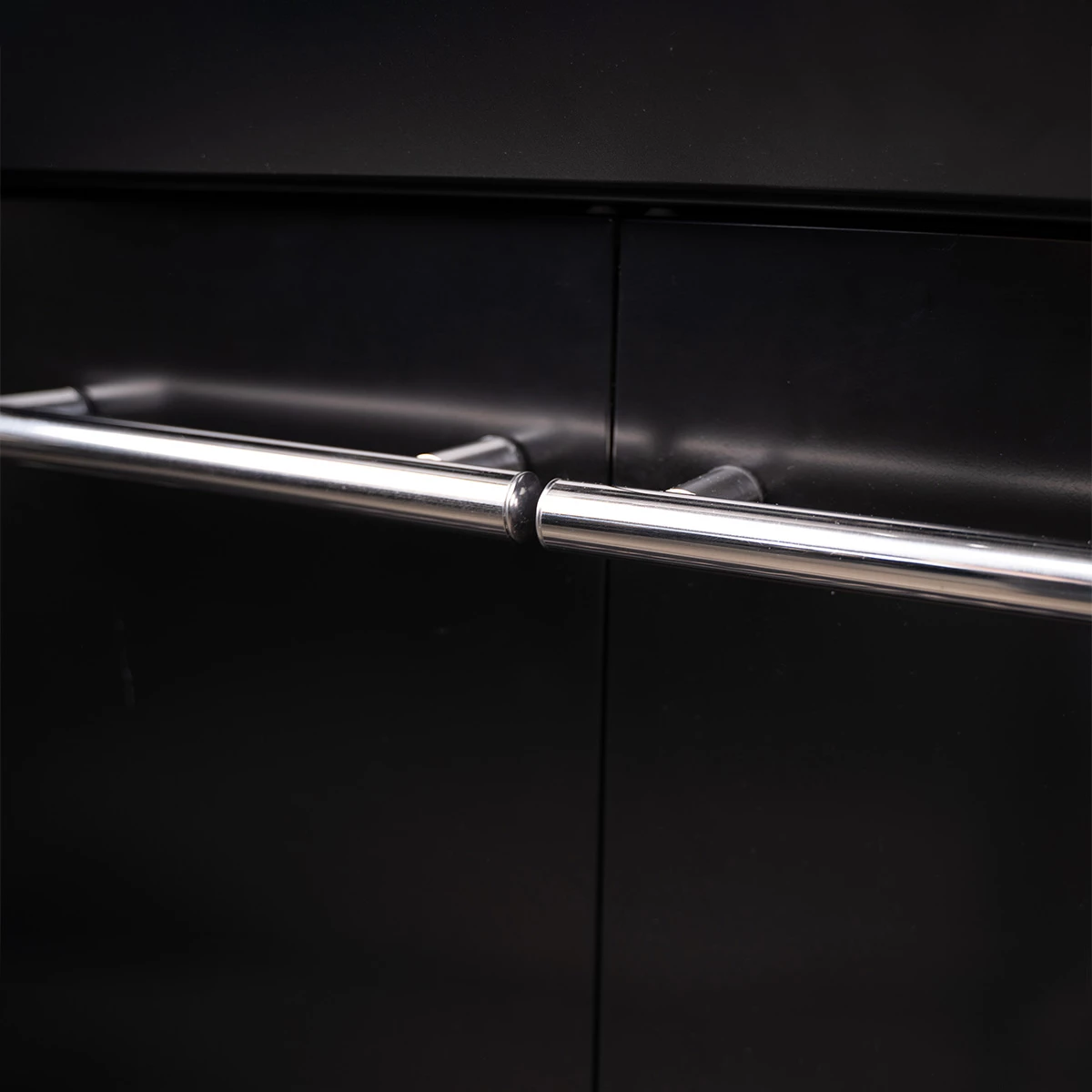 SANTOS S-518 All Black Mit Seiten- Und Heckbrenner, Schwarz, Inkl. Drehspieß, Rostheber & Silikonablage & Graviertes ZWILLING Pro Messer 11 SANTOS S-518 All Black Mit Seiten- Und Heckbrenner, Schwarz, Inkl. Drehspieß, Rostheber & Silikonablage & Graviertes ZWILLING Pro Messer – Bild 11