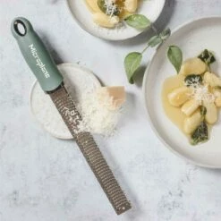 Microplane Premium Reibe / Zester, Eukalyptus Grün -Grill Verkaufs-Shop microplane premium reibe zester eukalyptus gruen f5b418ee93cb819ce7cdd7117b5a77b9